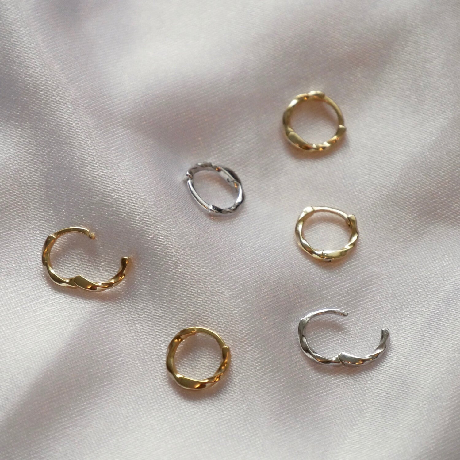 Twist Ear huggies silver/gold